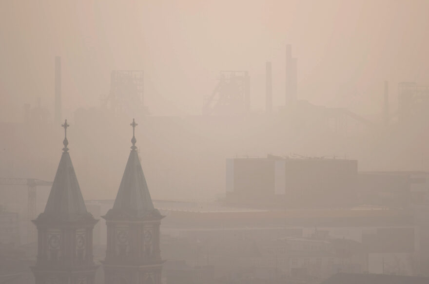 Pohled na Ostravu, kterou zakrývá smog