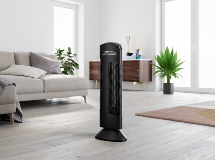 Čistička vzduchu Ionic-CARE černé barvy v obývacím pokoji.