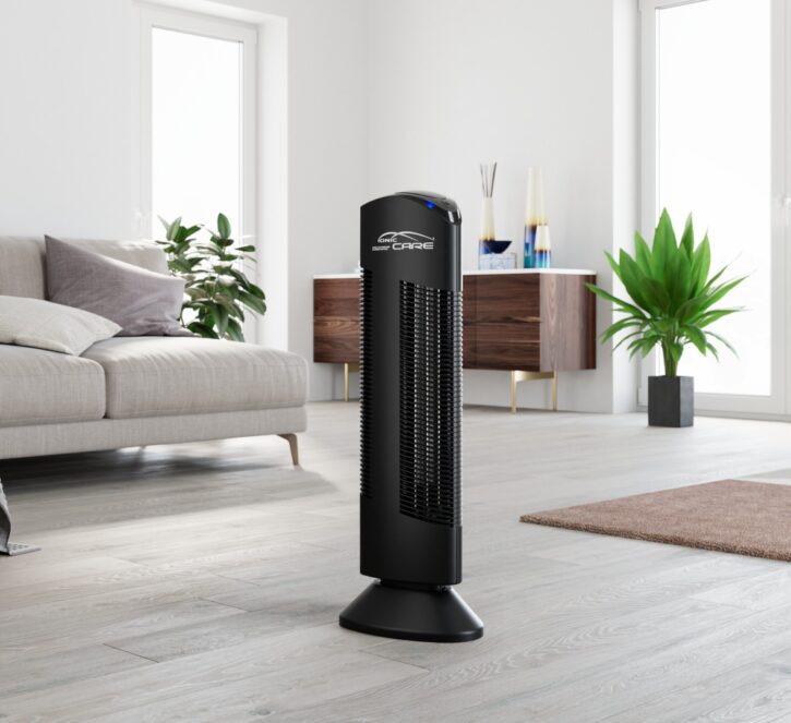 Čistička vzduchu Ionic-CARE černé barvy v obývacím pokoji.