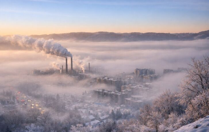 Teplotní inverze, která se vytvořila nad městem.